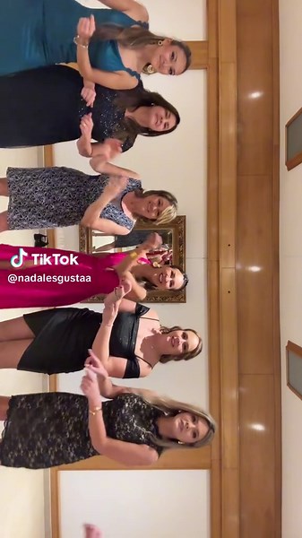 Like mother like daughter 👧🏻 👩🏻 #mamaehija #lasamo #que #prom #night #quierofiesta #fyp #makemefamous #amamosmamás #nostalgia #feliz #loco #amanecer