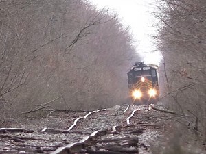 Железная дорога Napoleon, Defiance & Western Railroad — худшая железная дорога в мире. В России с дорогами беда, но только с автомобильными, с железными же всё уже полтора века обстоит неплохо — по крайней мере они не выглядят так, как этот участок пути в американской глубинке. Железная дорога соединяет город Вудберн (Индиана) с посёлком Либерти Центр (Огайо) и идёт по территории штатов, которые принято называть Средним Западом страны. 📽 youtube: Scott Taipale | TechInsider Russia