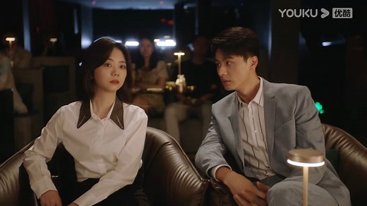 😱Bumped into wife dating other men, and cheating husband couldn't sit still at all and left on the spot! 撞见妻子和其他男人约会，出轨丈夫彻底坐不住当场离开！ #ChineseDrama #中国电视剧 #请叫我总监 #谭松韵 #林更新 | 追剧前线