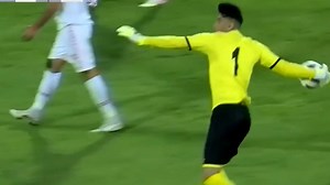 Irans Torhüter Alireza Beiranvand wirft gegen Syrien 73 Meter weit