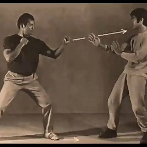 Bruce Lee and Dan Inosanto showing how range influences posture and responses | JEET KUNE DO