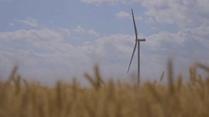 Une éolienne fonctionne au milieu d'un : vidéo de stock (100 % libre de droit) 3846237993 | Shutterstock