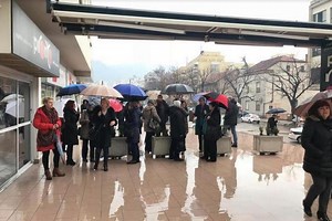 Mostar: Radnici hotela “Ero” prosvjedovali ispred zgrade Vlade FBiH - Jabuka.tv