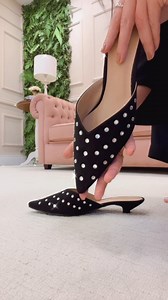 O Mule com saltinho e pedrarias traz conforto e muito glamour para o seu dia a dia! ✨️ | Ana Mello Calçados | Facebook