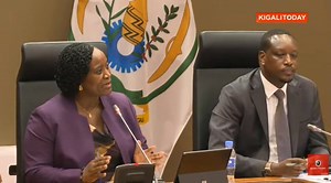 VIDEO : “Umwana uri munsi y’imyaka 18 aba yafashwe ku ngufu, ntabwo afite kwitekerereza no kwifatira icyemezo. Uwamusambanyije aba yakoze icyaha. Mu bana ibihumbi 22 baterwa inda mu mwaka umwe, usanga nta bagabo ijana bafunzwe. Mutugaragarize abantu barimo kutwangiriza abana.” Minisitiri w’Uburinganire n’Iterambere ry’Umuryango, Uwimana Consolée, yabigarutseho kuri uyu wa Kabiri mu Nama Nyuguranabitekerezo ku Muryango utekanye n’Imyitwarire y’Urubyiruko ruzavamo Abayobozi. | Kigali Today