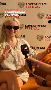 Po koncerte Clean Bandit sme vyspovedali Grace Chatto 🎶✨ Prezradila, že si pred vystúpením stihla pozrieť Bratislavu a označila ju za veľmi pekné mesto 🌆 Páčil sa jej obrovský stage aj výhľad na západ slnka počas koncertu 🌅 Kapela by raz rada pridala viac tanečníkov, no zatiaľ sa držia hudobných nástrojov – veď o tom je Clean Bandit 🎻💫 Grace spomenula aj skladbu Tell Me Where You Go s Tiestom a Leonim, ktorá si podľa nej zaslúži oveľa viac pozornosti 🔥 #startitup #lovestream | Startitup