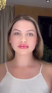 ICONIC Lips este tehnica exclusivă de injectare creată în cadrul Beauty Art Aesthetics, concepută pentru a reda buzelor un aspect: 💋 Natural, dar sofisticat 💋 Contur precis, fără exagerări 💋 Volum echilibrat, adaptat fizionomiei 💋 Simetrie și definire elegantă 💋 Ridicare delicată a arcului lui Cupidon Este o reinterpretare avansată a stilului Russian Lips, îmbunătățită prin protocolul propriu BAA (Beauty Art Aesthetics), cu rezultate iconice după o singură ședință. | Clinica Beauty Art Aest