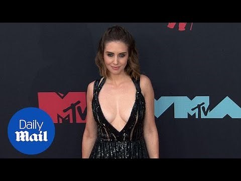 Alison Brie takes the plunge in black at 2019 MTV VMAs