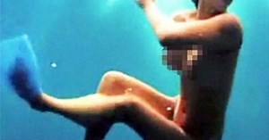 Siêu mẫu Kelly Brook gây "sốc" khi khỏa thân 100%