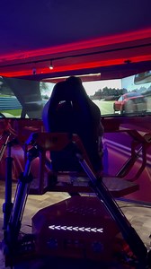 Mutatunk egy élményt, ami ugyan kilóg kicsit Parkból, hiszen nem VR, de mégis igazán különleges játékélményt biztosít!🤩 Ez a hidraulikus autószimulátorunk.🤗 A videón is láthatjátok, ahogy az egész platform mozog alattatok, miközben ti a vezetési képességeiteket tehetitek próbára. Nem véletlenül gyakorolnak ilyenen a profi autóversenyzők is!🏎🏆 Ti tesztelnétek magatokat?🤔 A játékot az ADRENALIN jegy tartalmazza: https://vrparkbudapest.hu/termek/adrenalin/ | VR Vidámpark