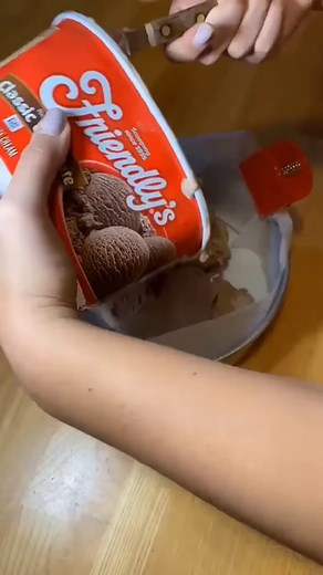 Oreo fudge ice cream cake 🤎 Full recipe on comment 👉 #birthdaycake #cakerecipe #cakedecorating #cakedesign #cakeideas | So Easy