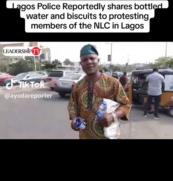 Lagos Police Shares Water and Biscuits with Peaceful Protesters