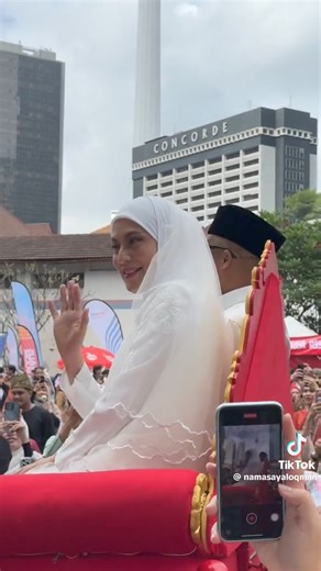 Comel je @sabriyunus & @angelinetanyy kat Keretapi Sarong 2024 hari ni 🥰 Tak terkira berapa kali diorang bersanding ek 😂 #HotFM #BekpesHot #YangHangatDanTerbaik #RadioNo1 #KJjadiDJ #KeretapiSarong2024 Kredit: TT namasayaloqman | Hot FM