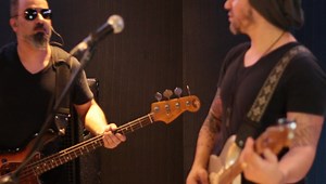 Burnz | Immigrant Song - Led Zeppelin Hoje revistamos um grande som.. um daqueles “de responsa” que atravessam décadas e se tornam inegáveis clássicos da música. Immigrant Song está no álbum Led Zeppelin lll e foi escrita em 1970 (quase 50 anos!) e assim como o próprio Led, continua sendo reverenciado por muitos fãs e artistas ao redor do mundo até os dias de hoje... Essa é com certeza uma das nossas favoritas do Led... e você? Qual a sua? | Burnz