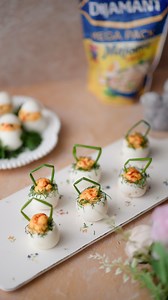 Spremate li se polako za Uskrs? 🐣🧺 Mi vam donosimo čak dva recepta sa različitim dekoracijama koji mogu da vam posluže kao inspiracija! U pitanju su pilići i korpice od barenih jaja za koje vam nije potrebno mnogo vremena a sigurni smo da ćete sve oduševiti kada ih poslužite! Postupak pripreme možete pogledati u videu a sastojci su sledeći: 🐰 20 barenih jaja 🐰 200g Dijamant majoneza 🐰So i biber 🐰1 šargarepa 🐰20 zrna bibera 🐰Sveža mirođija 🐰Sveži vlašac 🐰Mlevena paprika Čekamo vaše foto