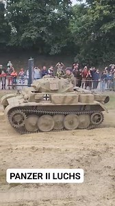 🇩🇪🪖[Le dernier Panzer II Luchs encore roulant au monde !]🇩🇪🪖 En juin dernier, au Normandy Victory Museum, nous avons croisé un magnifique petit panzer allemand : le Panzer II Luchs ! Il a été spécifiquement développé pour les missions de reconnaissance, dépassant les 60 km/h ! Il est armé de son canon de 20 mm et est faiblement blindé. Saviez-vous que le Musée des Blindés de Saumur possède le dernier Panzer II Luchs encore roulant, celui que vous voyez dans cette vidéo ? Ce panzer apparten