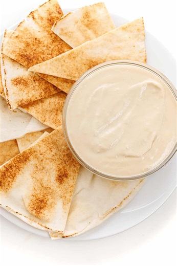 Fair warning: once you try this tahini garlic sauce you will want it on EVERYTHING!! Let me me know if you want the recipe 👇🏼 Ingredients: ¼ cup tahini 2 tablespoons lemon juice 1 clove garlic grated salt to taste warm water to thin pinch cayenne optional #tahini #easyrecipes | The Lemon Bowl