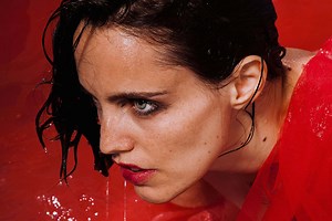 Anna Calvi: “El feminismo también libera a los hombres”