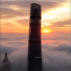 The recent continuous rain has led to frequent advection fog in Shanghai, turning Lujiazui into a city above the clouds—just like a scene from a sci-fi movie. 🌫️🏙️ #ShanghaiTheMoment | ShanghaiEye