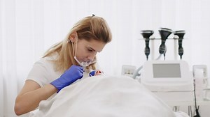 Kosmetikerinnen, die mit dem Kunden in: Stockvideos & Filmmaterial (100 % lizenzfrei) 1095115783 | Shutterstock