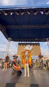 Ieri @Brasov Soarele a iesit dintre nori dupa o ploaie lunga, exact inainte de concert asa cum v-m promis 😉 Coresi Shopping Resort ☀️🌈 Multumesc brasovenilor veniti in numar atat de mare ieri la concert!! Ati fost fantastici!! Toata dragostea mea!💓🙌🏼 ~Loredana | Loredana Groza