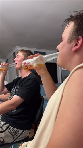 Get yourself a great mate and have a great laugh with some titties and beer 🍻 #beer #laugh #twomates #tittsnbeer #fyp
