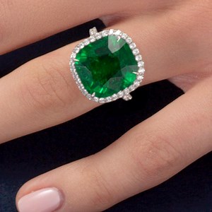 Discover Harry Winston jewelry collections as unique as you at your nearest salon. | Harry Winston