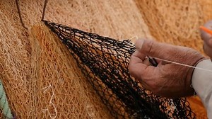 Un pêcheur réparant son filet de : vidéo de stock (100 % libre de droit) 1020841636 | Shutterstock