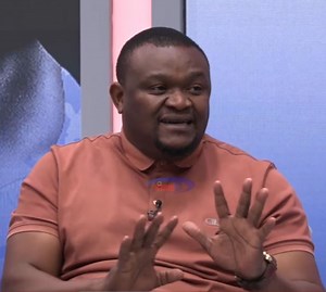 MJADALA KUHUSU MAKOCHA: “Viongozi wengi wanaona kama wanawasaidia” Mchambuzi wa soka @rashidy_hamis anasema baadhi ya viongozi kwenye baadhi ya klabu za soka, huwachukulia makocha wazawa kama vile wanawapa msaada badala ya kuzingatia taaluma yao. Kwa upande wa mchambuzi @abissay_steven yeye anasema baadhi ya makocha wazawa hupata changamoto ya lugha wanapokuwa masoni. (Imeandikwa na @allymufti_tz) #Viwanjani #Uchambuzi | AzamSports