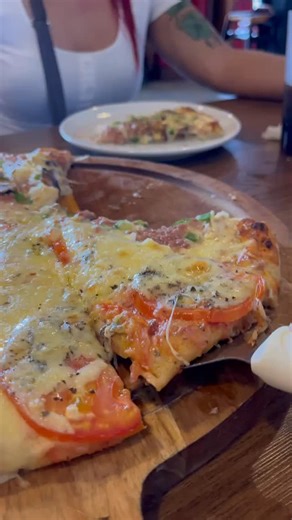 Pizza margarita extra de queso por favor 🫢 . . #cheeselovers #pizzatime #margaritapizza #pizzalovers #costarica | Picola Pizza Pub
