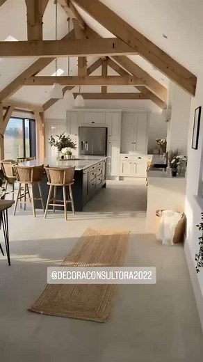 Que ambiente lindo e para completar essa atmosfera tão agradável uma casa de campo, estilo " farmhouse " moderno...Sonhar é bom mas viver é muito melhor.Se inspire..🏡 | Virginia Bailey