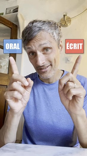 L’oral et l’écrit sont deux mondes différents ! As-tu remarqué qu’en français, la plupart du temps, on ne prononce pas les mots comme ils écrivent ? Bien plus, tu as remarqué qu’en français, on enchaîne les mots, les syllabes plus exactement ! Cela signifie que l’on parle par groupe de mots que l’on prononce, comme si il s’agissait d’un mot géant 🤪😁 Tu veux améliorer ta prononciation est en français avec moi ? Clique sur le lien dans ma bio.🖐️ 🙏@prononciation_avec_christophe #frenchvocabular