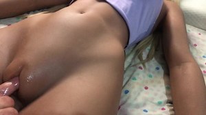 Sus perfectas piernas tiemblan de placer cuando llega al orgasmo