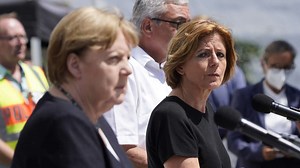 Bewegende Geste im Katastrophengebiet: Angela Merkel hält Hand von Malu Dreyer