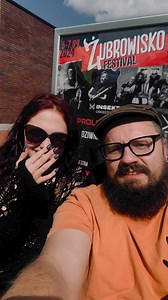 No to Lu! Mówiliśmy, że oprócz chóru Per Spasso na Żubrowisko Festival będą też i inni znakomici goście. Dziś przedstawiamy Wam Lu Czopek czyli teatralną siostrę bliźniaczkę Sojki z mrożącego krew w żyłach musicalu "Daisy i Hexenmeister" (prawda, że jak dwie krople wody? ). Lu pojawi się gościnnie w naszym najnowszym singlu, który już tupta za rogiem i którą usłyszycie też podczas koncertu 7 września 2024 w MORiS Pszczyna w Łące czyli... 💥 💥 💥 dokładnie za miesiąc!!! 💥 💥 💥 Kupujcie bilety,