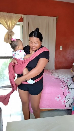 Les dejo el tutorial de como me puse ami bebe para tener manos libres ojalá me entiendan 🫣✨☺️ #girlmom #maternidade #limpieza #amadecasa #fakebody | Ale Tz