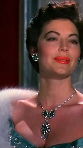 #Sunday with this beauty ✨ 🎥 Ava Gardner in “The Barefoot Contessa” 1954. TMC #AvaGardner #oldglamour #Vintage #musical #comedy #oldhollywood #oldmovie #women #beauty #glamour #cinema #jewellery #emerald #emeralds | Davinicode7