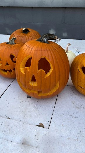 🤝🎃✨ @juliette.sophiaa #hosting #entertaining #pumpkinparty #pumpkincarving #halloweenparty #partyideas #jackolantern | Julie Helms