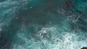 Die Aussicht Von Oben Auf Die Wellen Im Meer Stock Footage - Video von landschaft, leuchte: 267548820