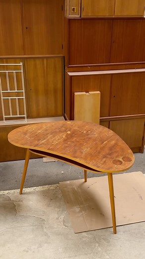 Wonderful kidney-shaped table from the 1950s 💚 | Mid-Century-Friends