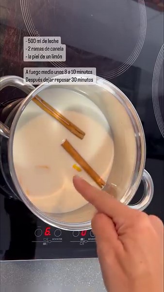 Pan Calatrava… un postre de aprovechamiento muy rico Fácil y delicioso, anímate a probar esta ricura INGREDIENTES 500 ml de leche entera100 gr de pan5 huevos L150 gr de azúcarLa piel de un limón2 ramas de canelaCaramelo casero o compradoPara el caramelo casero:8 cucharadas de azúcar6 cucharadas de agua1 cucharadita de las de café de jugo de limónPREPARACIÓN 1- En una olla vamos a echar la leche, las ramas de canela y la piel del limón procurando al cortar no llevar parte blanca, que amarga 2- Ca