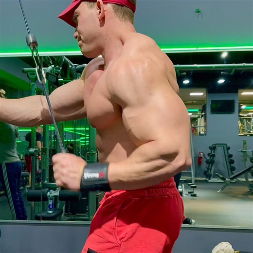 Triceps Workout Single Arm Tricep Pushdown 25-35lbs 15-25 reps x 3-4 sets • attach a single handle to the cable station & raise the position up to nearly the top. Keep your chest upright & shoulders back. Breathe out & push the handle directly downward until your arm is fully extended, hold for a moment before allowing the attachment to return to its starting position. Repeat movement until failure on one side of your body, then alternate to the other side & perform the same movement until failu