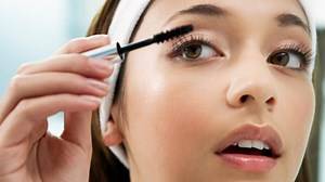 3 Cara Mudah Buat Make Up Mata Tahan Lama & Anti-Berantakan