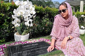 Bunga Cintra Lestari Ziarah ke Makam Ashraf Sinclair bersama Noah, Netizen Ikut Mewek : Okezone Celebrity