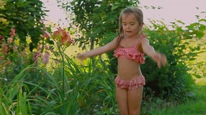 Little Girl Swimsuit Dancing Nature: video de stock (totalmente libre de regalías) 1072934555 | Shutterstock
