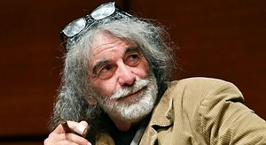 Mauro Corona: «Papà mandò in coma la mamma 3 volte e lei scappò. La lite con Bianca Berlinguer? Avevo bevuto»
