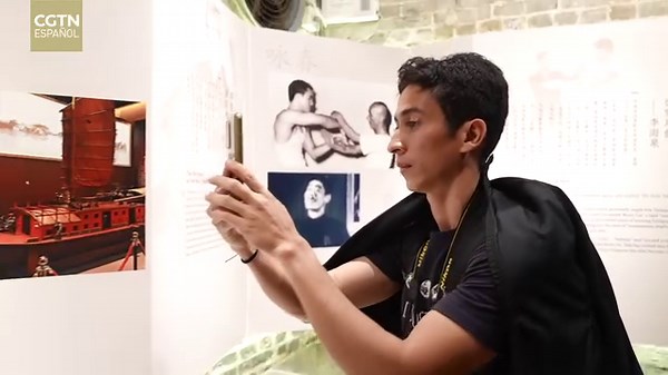 El legado de Bruce Lee perdura en la casa de su familia en Guangzhou La casa ancestral de Bruce Lee, en la ciudad de Guangzhou, es donde vivía el padre de Bruce Lee. Se ubica en una calle antigua de Yongqingfang. En el video aparece un entrenador y amante de las artes marciales de Uruguay, el Shifu Daniel Bogado, practicando kungfu, en específico, trabajo de Wing Chun con el muñeco de madera, a la puerta de la casa ancestral de Bruce Lee. | CGTN en Español