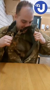 76K views · 4.3K reactions |  Немного милоты вам в ленту. Котик просит военного расстегнуть куртку, чтобы залезть и погреться 珞. | BGmedia | Facebook