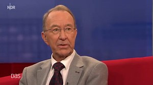 Er schreibt Geschichte, mit Geschichte: Sir Ian Kershaw ist einer der bekanntesten Historiker unserer Gegenwart. Auf dem Roten Sofa hat er einen kritischen Blick auf die Erbauer und Zerstörer des Europas im 20. Jahrhundert geworfen: https://1.ard.de/Historiker_Sir_Ian_Kershaw | DAS! im NDR Fernsehen