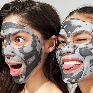 #SUPERMUD Clearing Treatment 😋 With activated-x charcoal and the super six acid blend to remove toxins and clear your skin. Don't go into the weekend without it. A full-size jar is in our holiday Superstar Set alongside two 30ml tubes of pink glitter and purple GRAVITYMUD (SRP $59, $130 value!). ⭐️ Shop now: bit.ly/HolidaySuperstarSet #GLAMGLOW | GLAMGLOW